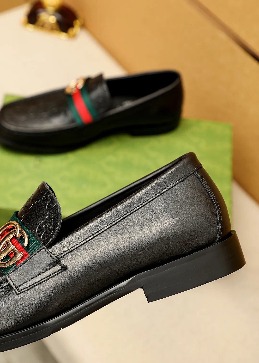 Men's shoes 💰480 💐 Product trademark: GUCCI "Gucci" casual leather shoes Regular size: 38-44 (45.46🉑️customized) Product materials: Selected imported first-layer calfskin embossed upper + luxury hardware buckle, imported water-dyed cowhide leather lining. Strong three-dimensional visual effect, original outsole color: 2 colors available